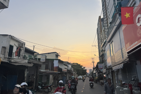 Giữa nhịp phát triển hối hả của TP.HCM, TS Andrew Stiff – giảng viên Đại học RMIT Việt Nam cho rằng tiếng hát karaoke, hàng rong và nhịp sống bên kênh Tẻ chính là linh hồn của đô thị này.