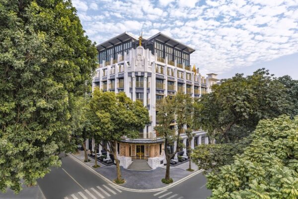 Capella Hanoi và Hotel de la Coupole – MGallery – hai khách sạn thuộc Tập đoàn Sun Group là hai đại diện Việt Nam được vinh danh trong danh sách khách sạn đạt chuẩn toàn cầu Michelin Key 2025. Trong đó, Capella Hanoi đạt Ba Michelin Key – hạng cao nhất cho trải nghiệm lưu trú xuất sắc.